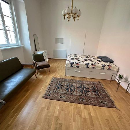 Central Plaza Great Apartment 4 Bedroom 3 Bathroom Bruckneudorf Exterior photo